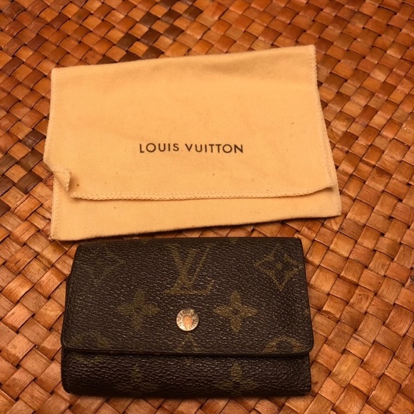 Louis Vuitton Accessories - Lv key holder